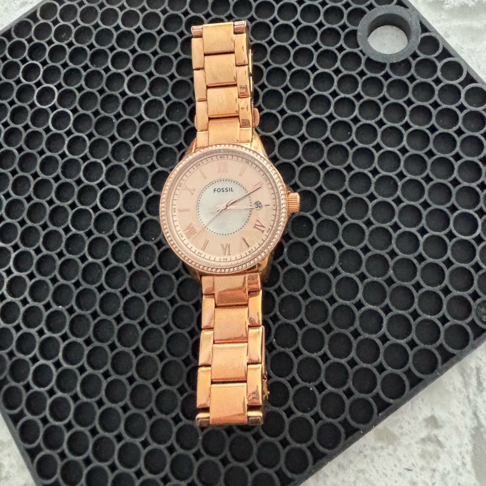 - WOMEN'S ROSE GOLD FOSSIL WATCH